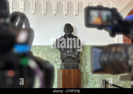 Oslo, Norvegia. 11 ottobre 2024. Il busto del donatore premio e inventore di dinamite Alfred Nobel è in mostra presso l'Istituto norvegese Nobel di Oslo. E' in questo edificio che presto verrà annunciato il vincitore del Premio Nobel per la pace. Crediti: Steffen Trumpf/dpa/Alamy Live News Foto Stock