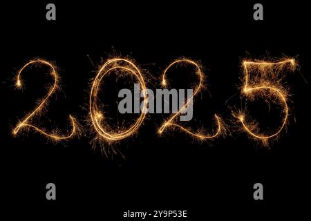 Felice anno nuovo 2025. Numero 2025 scintille scritte isolate su sfondo nero con spazio di copia per il testo. Modello di sovrapposizione luminoso e creativo Foto Stock