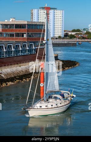 Grande yacht da crociera che lascia il porto di Portsmouth, Regno Unito Foto Stock