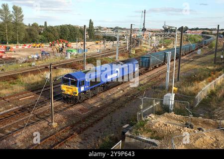 LA locomotiva DB Cargo Classe 66 66142 trasporta il 6E26 1051 Knowsley fino al servizio di smaltimento nazionale Wilton attraverso York il 13/9/24. Foto Stock