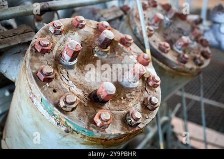 Due coperchi steampunk in metallo o una piastra di portelli delle camere delle valvole del compressore a pistone sbiadite in vecchio stile si chiudono verniciate con vernice grigia imbullonate con prigionieri Foto Stock