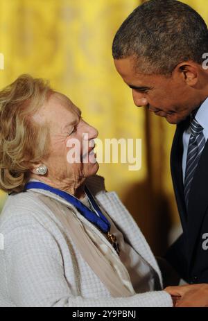 Washington, Stati Uniti. 24 novembre 2014. Ethel Kennedy, vedova di Robert F. Kennedy, riceve la Medaglia presidenziale della libertà dall'ex presidente degli Stati Uniti Barack Obama in una cerimonia nella sala orientale della Casa Bianca a Washington, DC Ethel Kennedy è morto il 10 ottobre 2024 all'età di 96 anni, dopo aver subito un ictus. (Foto di Paul Hennessy/SOPA Images/Sipa USA) credito: SIPA USA/Alamy Live News Foto Stock