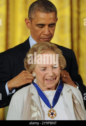 Washington, Stati Uniti. 24 novembre 2014. Ethel Kennedy, vedova di Robert F. Kennedy, riceve la Medaglia presidenziale della libertà dall'ex presidente degli Stati Uniti Barack Obama in una cerimonia nella sala orientale della Casa Bianca a Washington, DC Ethel Kennedy è morto il 10 ottobre 2024 all'età di 96 anni, dopo aver subito un ictus. (Foto di Paul Hennessy/SOPA Images/Sipa USA) credito: SIPA USA/Alamy Live News Foto Stock