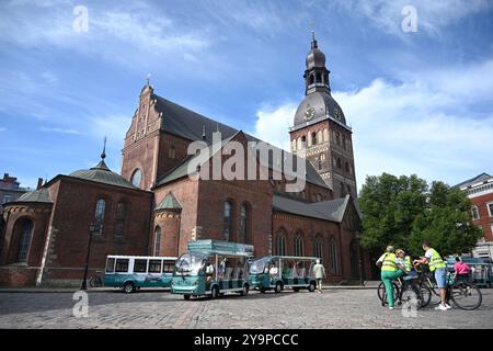 Riga, Lettonia - 23 luglio 2024: Persone vicino alla cattedrale di riga (Rigas Doms) formalmente Chiesa cattedrale di Santa Maria, è il cath evangelico luterano Foto Stock