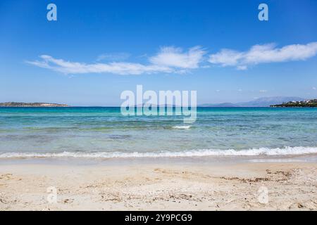 Splendido paesaggio marino con spiaggia sabbiosa e acque turchesi cristalline Foto Stock