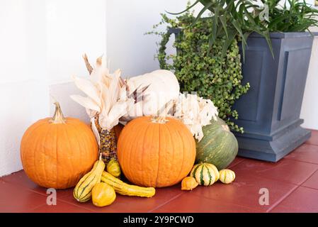 Decorazioni autunnali con zucche sul portico anteriore Foto Stock