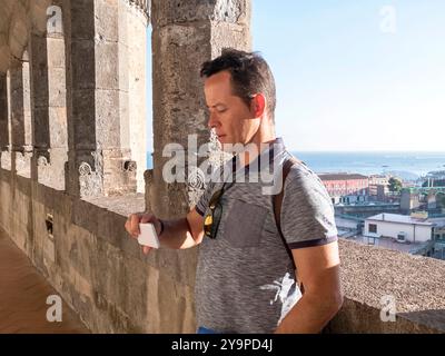 Ritratto di un bel viaggiatore che usa il suo cellulare. Foto Stock