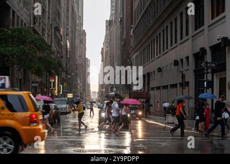 Incrocio trafficato a New York City sotto la pioggia Foto Stock