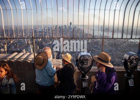 Gente che guarda dall'alto all'Empire State Building di New York Foto Stock