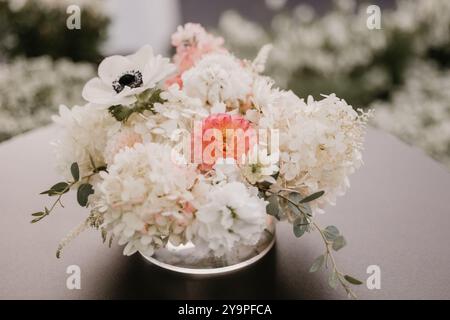 Elegante composizione floreale con fiori bianchi e rosa in un vaso Foto Stock