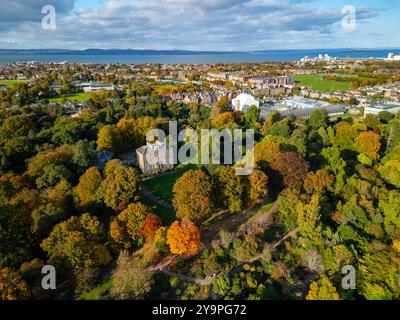 Vista aerea della Inverleith House nel Royal Botanic Garden con alberi dai colori autunnali, Inverleith, Edimburgo, Scozia, Regno Unito Foto Stock