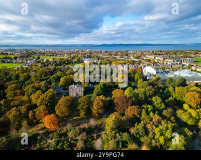 Vista aerea della Inverleith House nel Royal Botanic Garden con alberi dai colori autunnali, Inverleith, Edimburgo, Scozia, Regno Unito Foto Stock