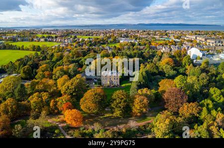 Vista aerea della Inverleith House nel Royal Botanic Garden con alberi dai colori autunnali, Inverleith, Edimburgo, Scozia, Regno Unito Foto Stock