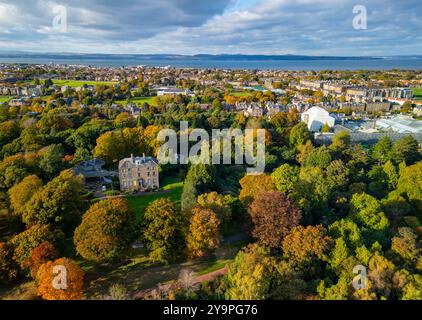 Vista aerea della Inverleith House nel Royal Botanic Garden con alberi dai colori autunnali, Inverleith, Edimburgo, Scozia, Regno Unito Foto Stock