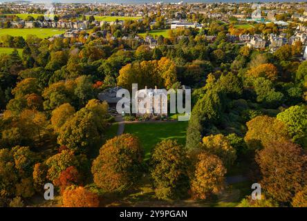 Vista aerea della Inverleith House nel Royal Botanic Garden con alberi dai colori autunnali, Inverleith, Edimburgo, Scozia, Regno Unito Foto Stock