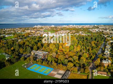 Vista aerea del Giardino Botanico reale con alberi dai colori autunnali, Inverleith, Edimburgo, Scozia, Regno Unito Foto Stock
