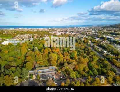Vista aerea del Giardino Botanico reale con alberi dai colori autunnali, Inverleith, Edimburgo, Scozia, Regno Unito Foto Stock