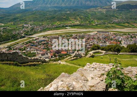 Una vista del paesaggio dal Castello di Berat, Albania. Il fiume Osum passa tra il villaggio di Velabisht e la catena montuosa Shpirag sullo sfondo Foto Stock