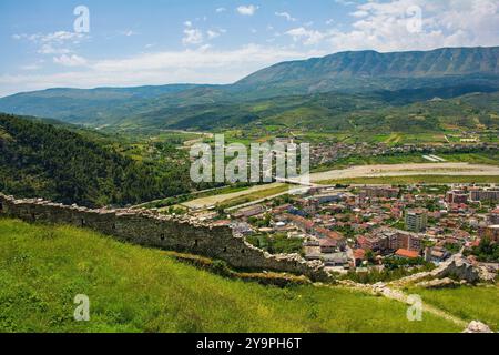 Una vista del paesaggio dal Castello di Berat, Albania. Il fiume Osum passa tra il villaggio di Velabisht e la catena montuosa Shpirag sullo sfondo Foto Stock