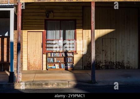 Un'immagine di prima mattina di un vecchio negozio in Belubula Street (strada principale) nel villaggio di Carcoar, nel New South Wales, nel centro-occidentale, in Australia Foto Stock