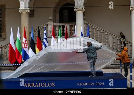 Cracovia, Polonia. 11 ottobre 2024. Gli uomini preparano il palco prima della cima dell'Arraiolos Group presso un cantiere del castello di Wawel nella città vecchia di Kraków, in Polonia, l'11 ottobre 2014. (Foto di Dominika Zarzycka/Sipa USA) credito: SIPA USA/Alamy Live News Foto Stock