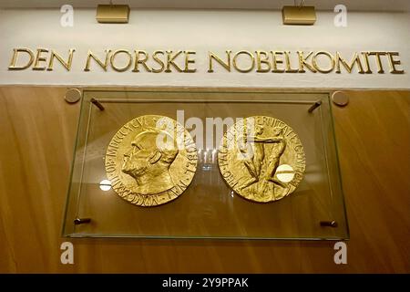 Oslo, Norvegia. 11 ottobre 2024. La parte anteriore e posteriore della medaglia per il Premio Nobel per la pace sono in mostra al Norwegian Nobel Institute di Oslo. E' in questo edificio che il vincitore del Premio Nobel per la pace sarà annunciato a breve. Crediti: Steffen Trumpf/dpa/Alamy Live News Foto Stock