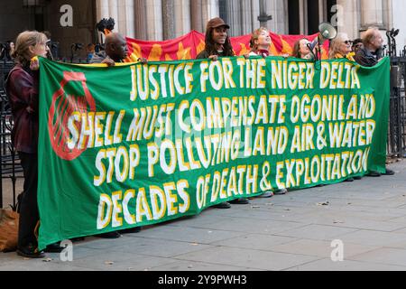 Londra, Regno Unito. 11 ottobre 2024. Gli attivisti di Fossil Free London e i sostenitori si radunano al di fuori della Royal Courts of Justice nell'ultimo giorno di un'udienza della Corte d'appello che, dicono, avrà importanti implicazioni per le future rivendicazioni ambientali. I membri delle comunità di Bille e Ogale nel Delta del Niger sostengono che le fuoriuscite di petrolio nel corso di molti anni dalla controllata nigeriana SPDC di Shell inquinavano la loro terra e l'acqua. Essi fanno appello a una precedente sentenza secondo cui devono dimostrare quale specifica fuoriuscita ha causato esattamente quali danni ambientali. Crediti: Ron Fassbender/Alamy Live News Foto Stock