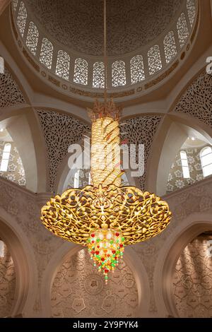 Bellissimo lampadario all'interno sul soffitto della grande Moschea Sheikh Zayed. All'interno della Moschea Sheikh Zayed, il secondo Candeliere più grande del mondo. Interno Foto Stock