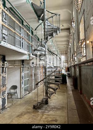 Scala a spirale metallica nel blocco cellulare di Alcatraz. Foto Stock