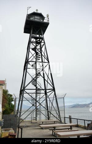 Storica torre di guardia della prigione metallica sull'isola di Alcatraz sotto un cielo grigio. Foto Stock