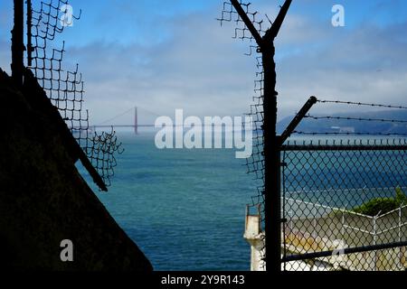 Vista del Golden Gate Bridge attraverso una sagoma di scherma rotta nella prigione di Alcatraz. Foto Stock