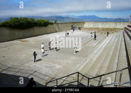 Turisti nel cortile della prigione di Alcatraz. Foto Stock