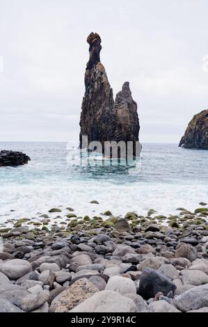 Le formazioni rocciose uniche di Ilhéus da janela si ergono alte contro le onde che si infrangono sulla costa settentrionale di Madeira Foto Stock