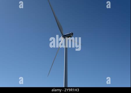 Turbina eolica che si innalza sotto il cielo limpido di Madeira, sfruttando le energie rinnovabili Foto Stock