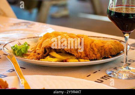 Gustoso cachopo di manzo ripieno di prosciutto e formaggio e con impanatura croccante. Cibo tradizionale delle Asturie, Spagna Foto Stock