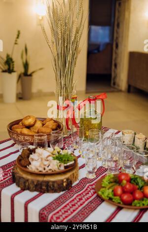 Cucina Ucraina tradizionale con strutto, pane, verdure e carne su tovaglie ricamate Foto Stock