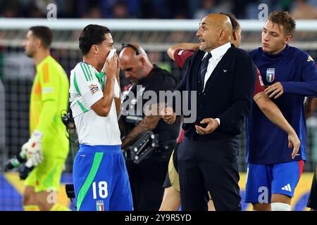 Roma, Italia. 10 ottobre 2024. Giacomo Raspadori e il capo allenatore Luciano Spalletti si parlano al termine della UEFA Nations League, le Foto Stock