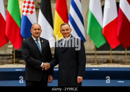 Cracovia, Polonia. 11 ottobre 2024. Il presidente della Polonia Andrzej Duda dà il benvenuto al presidente bulgaro rumen Radev mentre arriva per il vertice del gruppo Arraiolos in un edificio storico del castello di Wawel nella città vecchia di Cracovia. Credito: SOPA Images Limited/Alamy Live News Foto Stock