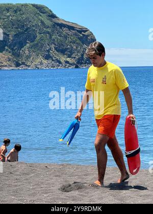 Bagnino in servizio sull'isola di São Miguel nelle Azzorre, Portogallo. Spiaggia di Mosteiros. Foto Stock