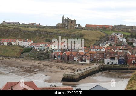 Whitby sul fiume Esk, mostra Whitby Abbey sullo sfondo Foto Stock