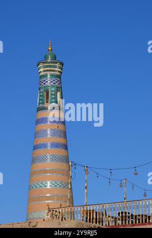 Minareto Islam Khodja al tramonto a Ichan Kala, antica città interna della città vecchia di Khiva nella regione di Khorezm, Uzbekistan Foto Stock