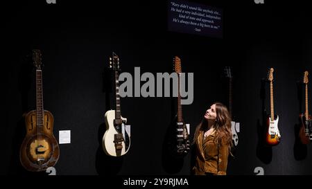 Londra, Regno Unito. 11 ottobre 2024. (C) A Vox Mark XII Special 12-String Electric Guitar, 1967, (circa £10.000 - £15.000) è presentato a Bonhams in anteprima a "The Rory Gallagher Collection", una selezione di chitarre, amplificatori e accessori della vita e della carriera del musicista e cantautore irlandese Rory Gallagher. I lotti saranno messi all'asta il 17 ottobre presso le gallerie Bonhams New Bond Street. Crediti: Stephen Chung / Alamy Live News Foto Stock