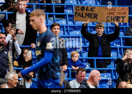 LONDRA, INGHILTERRA - 6 OTTOBRE: Un giovane tifoso del Chelsea FC ha un cartello che chiede la maglia del giocatore del Chelsea FC Cole Palmer mentre Cole Palmer del Chelsea FC si riscalda durante la partita di Premier League tra Chelsea FC e Nottingham Forest FC allo Stamford Bridge il 6 ottobre 2024 a Londra, Inghilterra. (Foto di René Nijhuis/MB Medias) Foto Stock