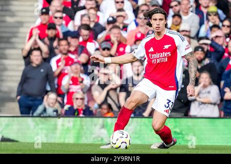 LONDRA, INGHILTERRA - 5 OTTOBRE: Riccardo Calafiori dell'Arsenal FC passa il pallone durante la partita di Premier League tra l'Arsenal FC e il Southampton FC all'Emirates Stadium il 5 ottobre 2024 a Londra, Inghilterra. (Foto di René Nijhuis/MB Media) Foto Stock