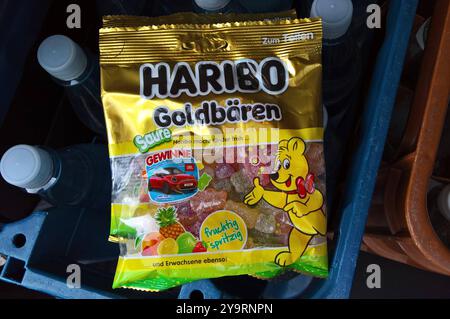 Haribo, saure Goldbären, Gummibärchen - von der Haribo-Holding GmbH und Co KG, deutscher Süsswarenkonzern a Bonn *** Haribo, orsi d'oro acida, orsi gommosi di Haribo Holding GmbH und Co KG, gruppo dolciario tedesco a Bonn Foto Stock