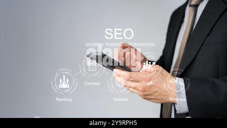 SEO Search Engine, uomo d'affari, utilizza il laptop per analizzare l'ottimizzazione dei motori di ricerca SEO per promuovere il traffico di posizionamento sul sito Web e ottimizzare il tuo sito Web Foto Stock