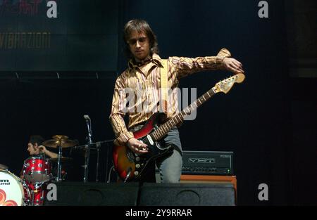 Milano Italia 25/03/2004: Stefano Verderi chitarrista della rock band italiana le vibrazioni, durante il concerto dal vivo al Rolling Stone Foto Stock