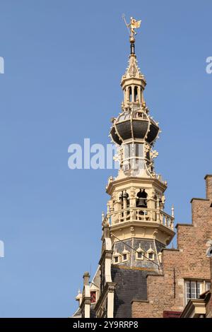 Torre ottagonale con Nettuno sull'ex municipio della città portuale olandese di Zierikzee in Zelanda. Foto Stock