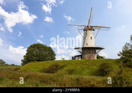 Mulino a vento Den Haas nella piccola città di Zierikzee, in Zelanda, nei Paesi Bassi. Foto Stock