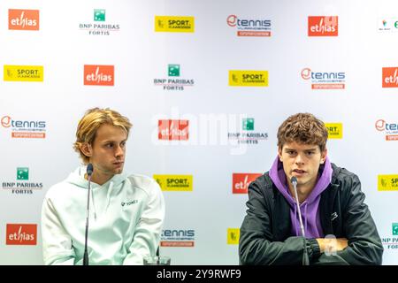 Anversa, Belgio. 11 ottobre 2024. Il belga Zizou Bergs e il belga Alexander Blockx rispondono alle domande durante una conferenza stampa in vista dell'European Open Tennis ATP Tournament, ad Anversa, venerdì 11 ottobre 2024. BELGA PHOTO WARD VANDAEL credito: Belga News Agency/Alamy Live News Foto Stock